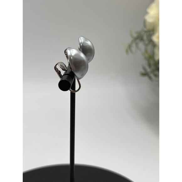 Kenneth Jay lane Faux Gray Pearl Clip on Silver tone Vintage Signed Earrings - Picture 2 of 8